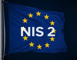 EU-Flagge mit Schriftzug NIS 2 als Hinweis auf Cybersicherheitsvorgaben